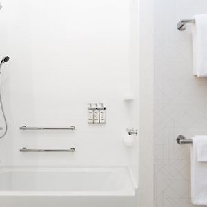 Queen Room Bath Tub Hearing Accessible or Non-Smoking